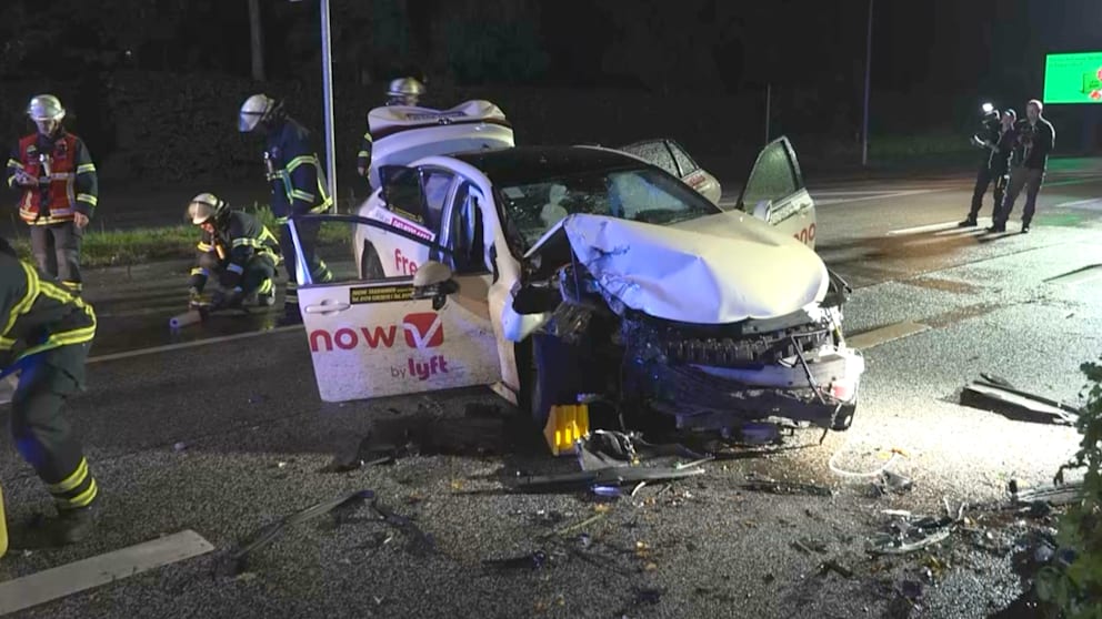 Taxi-Unfall in Hamburg: Zwei Schwerverletzte nach Kollision mit Porsche