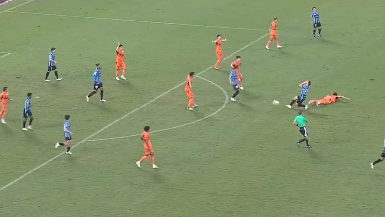 Kurioser Fußball-Moment: No-Look-Pass führt zum Tor