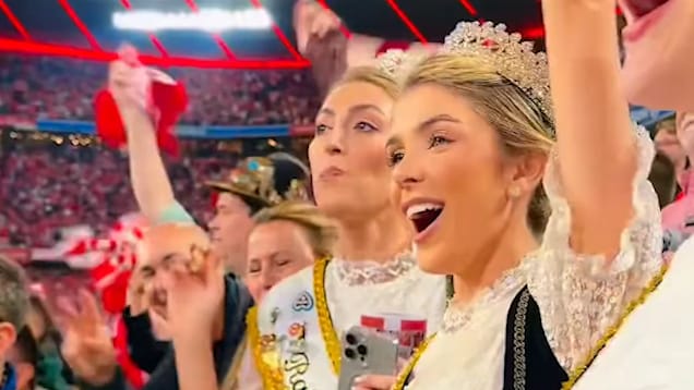 Brasilianische Prinzessinnen besuchen FC Bayern Spiel