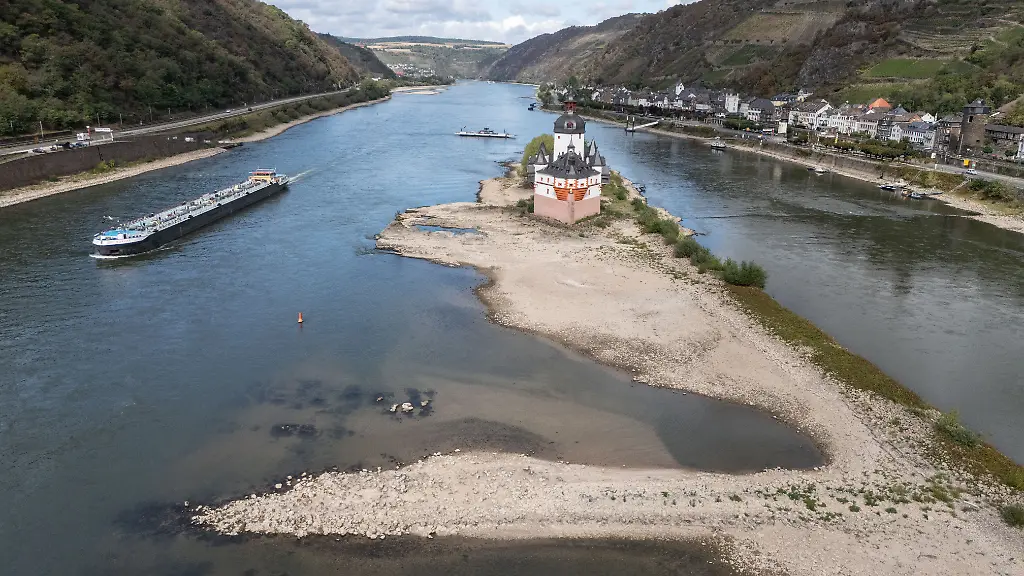 IHK warnt vor immensen Schäden durch Niedrigwasser im Rhein