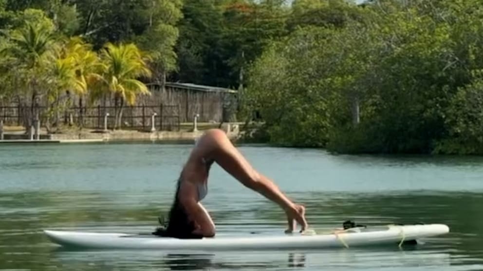 Dua Lipa beeindruckt mit Kopfstand auf dem Paddleboard