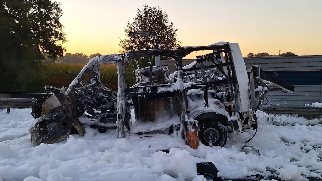 Gefahrguttransporter explodiert auf A1 bei Bremen