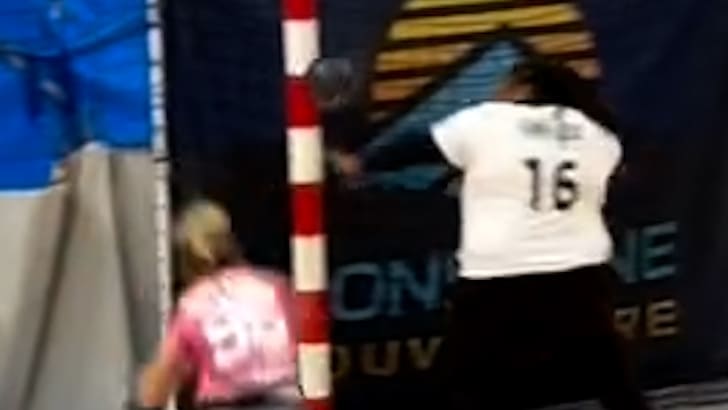 Spektakuläre Parade der Handball-Torhüterin Sephora Jeanne Louise