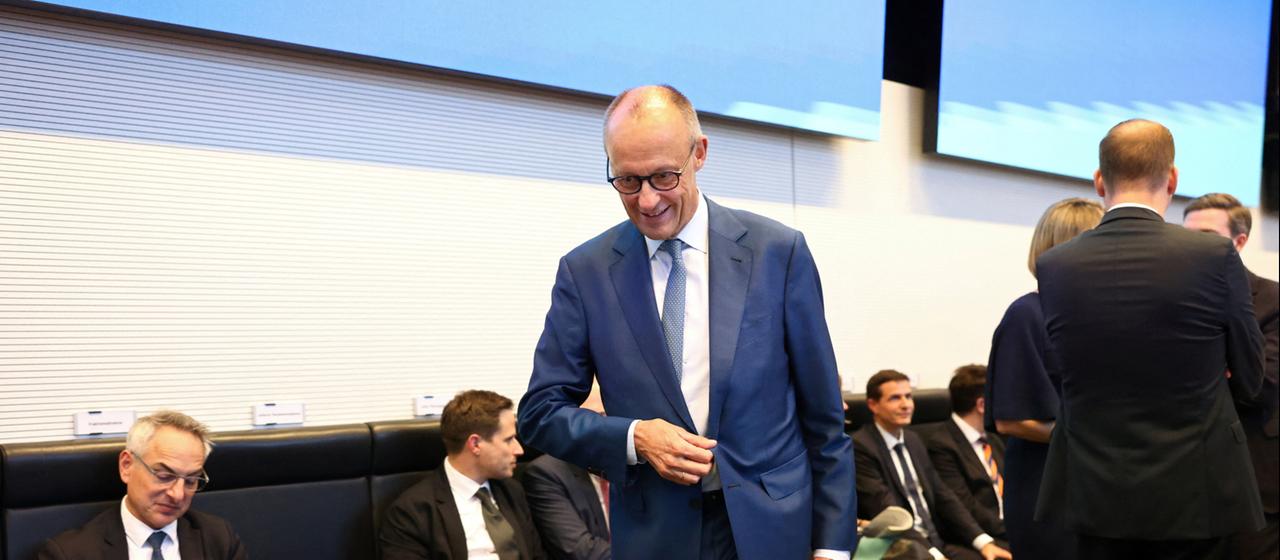 Kanzler Merz nach Wahldebakel: Herausforderungen und Reaktionen