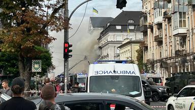 Russland greift ukrainisches Geheimdienstgebäude an: Selenskyj kündigt Reaktion an