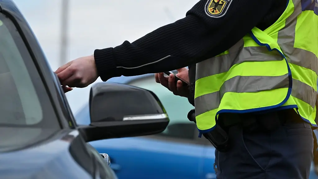 Überladenes Fahrzeug mit Kindern auf A3 gestoppt