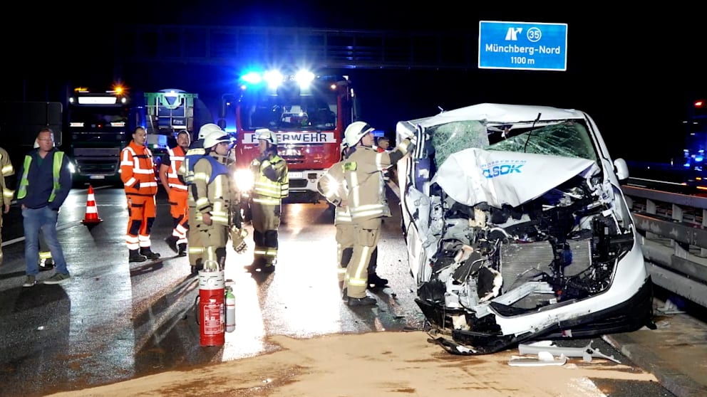 Unfall auf A9: Kleinbus kollidiert mit Wohnmobil