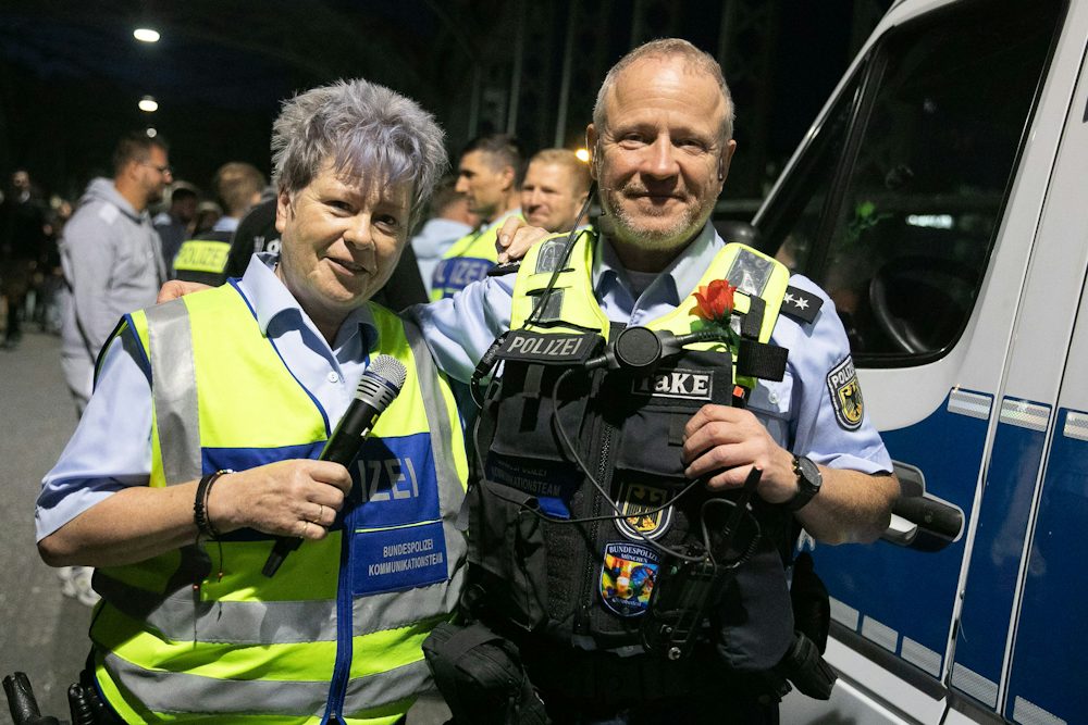 Polizeibeamte tanzen zu „Macarena“ auf der Hackerbrücke während der Wiesn