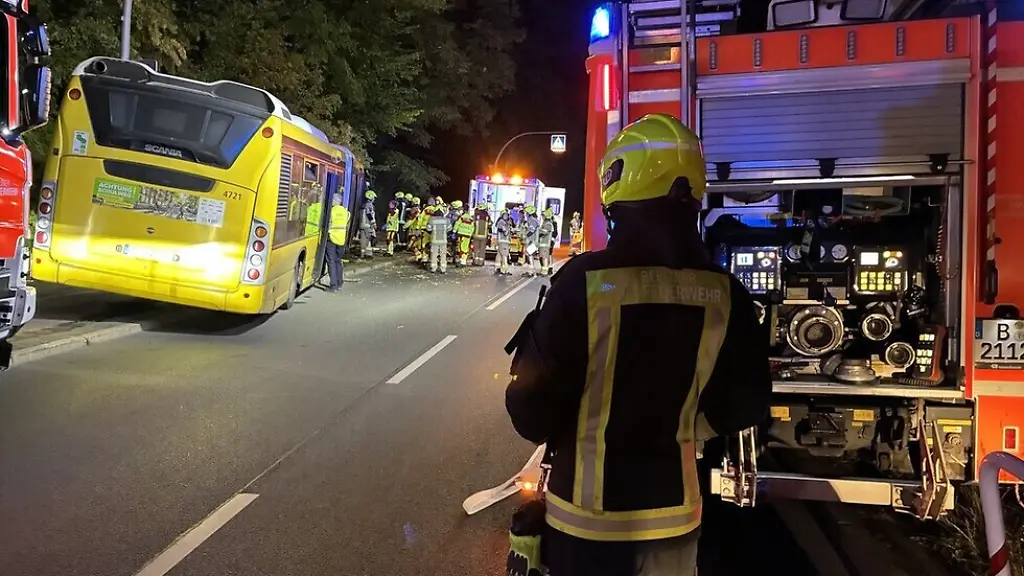 Schwerer Busunfall in Berlin: Mehrere Verletzte