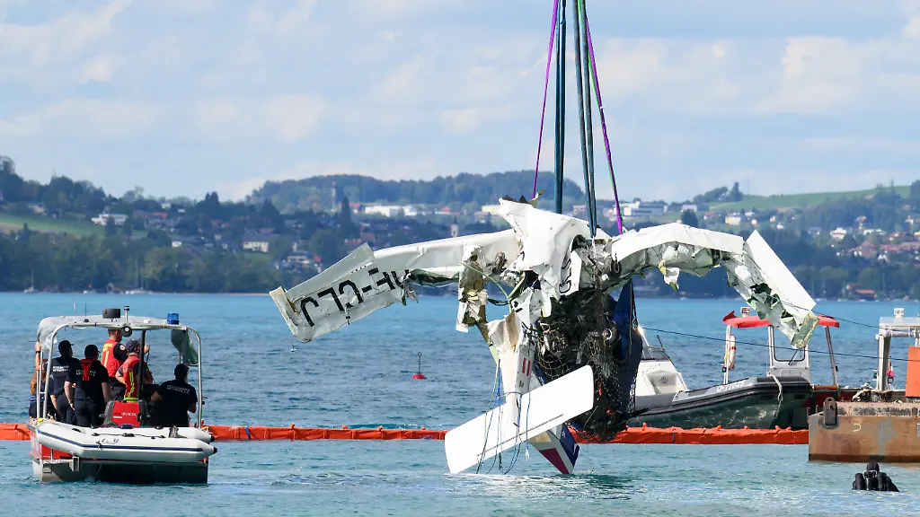 Identifizierung der Toten läuft – Flugzeug aus dem Attersee geborgen
