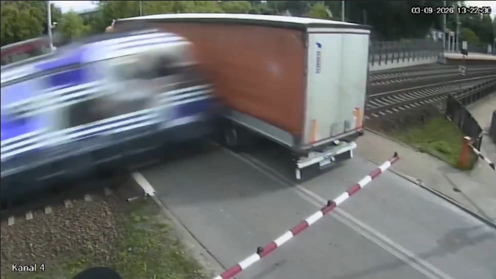 Schwere Kollision in Danzig: Zug mit 300 Passagieren rast in LKW