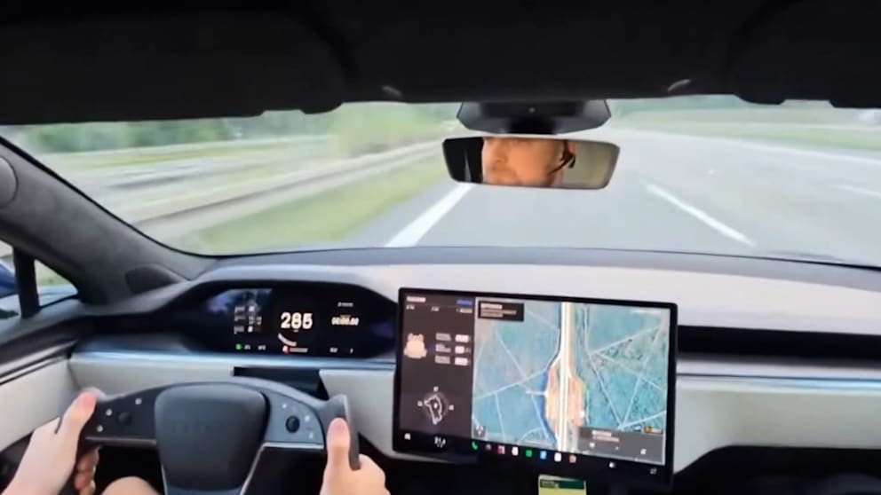 Schwerer Unfall eines Tesla auf der A10 bei Berlin