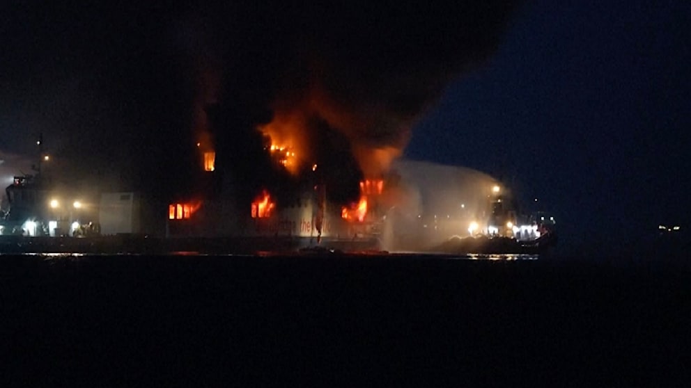 Großbrand auf Fähre vor Insel Java: Seenotrettung im Einsatz