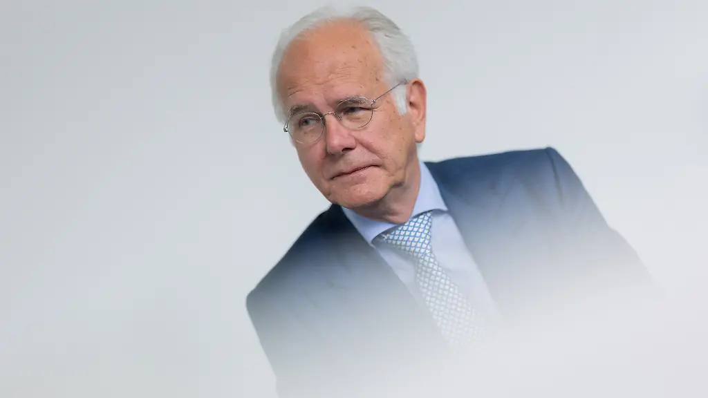 Harald Schmidt verschenkt seinen Jaguar und nutzt die Bahn