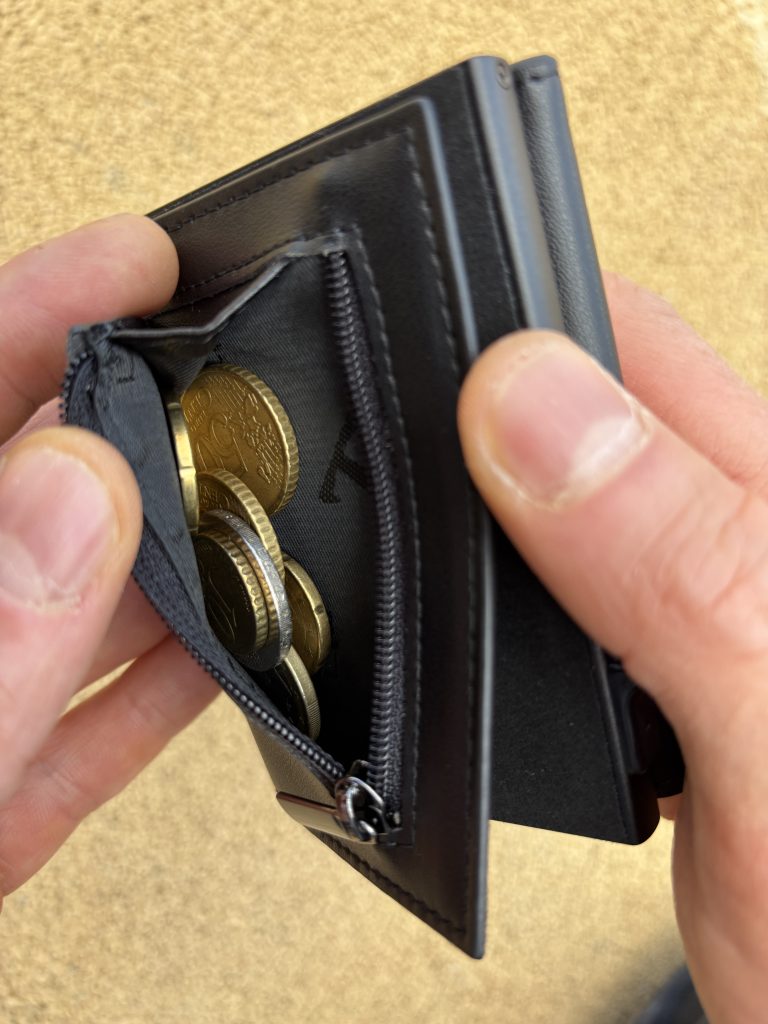 Slim Wallets im Test: Zierliche Portemonnaies für maximalen Komfort