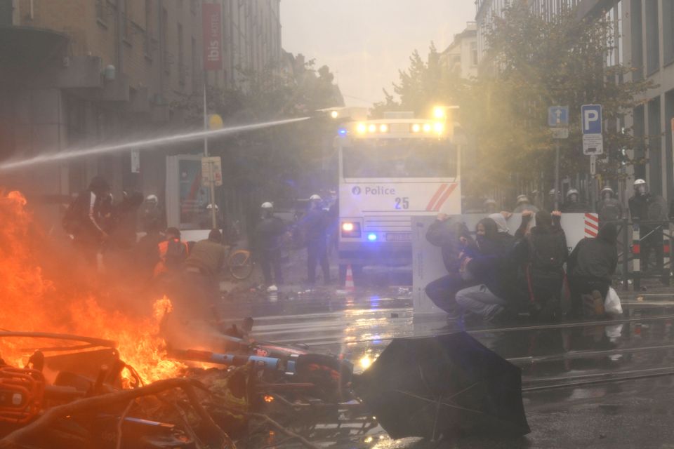 Ausschreitungen in Brüssel: Wasserwerfer und Tränengas bei Demonstrationen eingesetzt