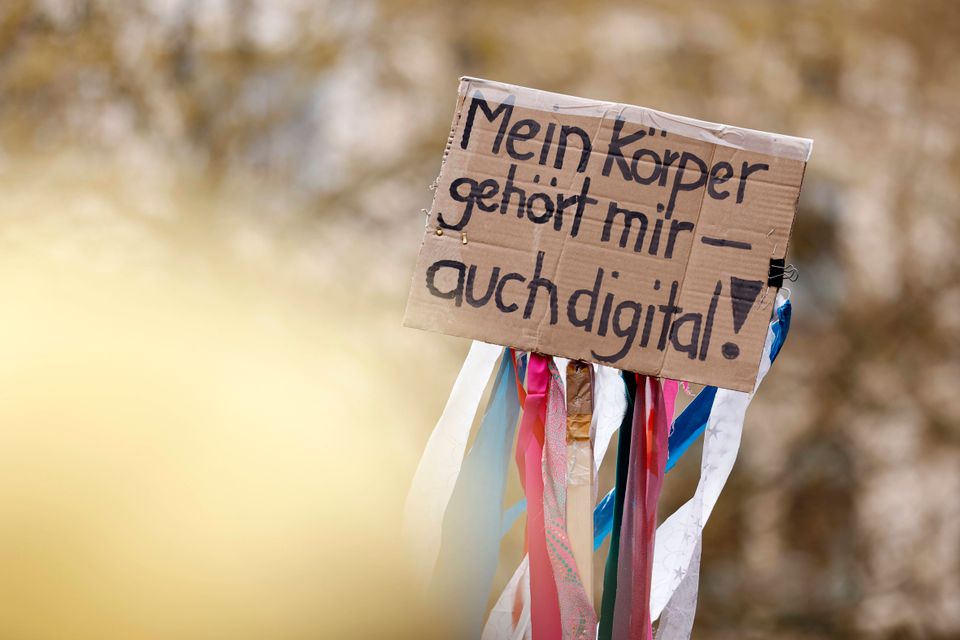 Gesetz gegen digitale Gewalt: Neue Regelungen im Kampf gegen Deepfakes und Voyeurismus