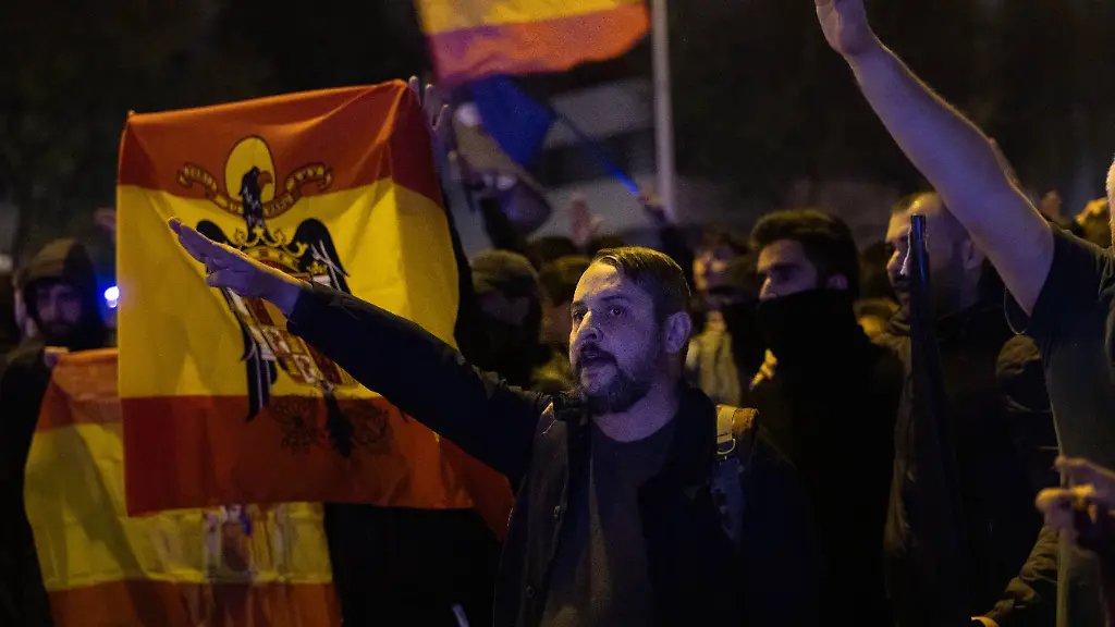 Rechtsextreme Unruhen nach Zugunglück in Spanien
