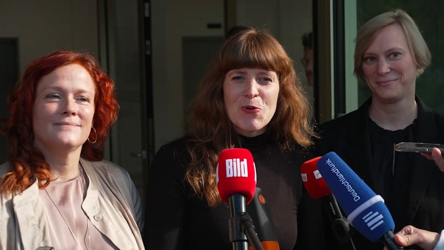 Politische Diskussionen über sensible Themen am Alexanderplatz