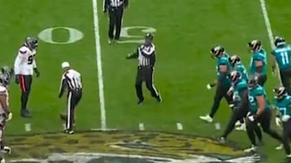 Schiedsricher bricht auf dem Platz zusammen beim NFL-London-Spiel