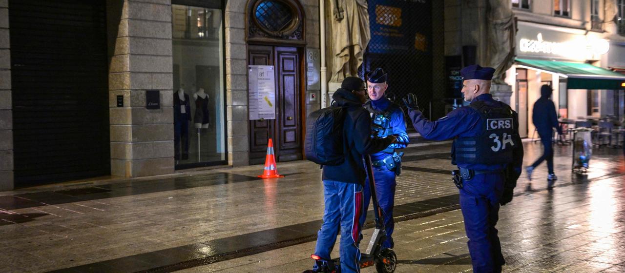 Nachrichten aus Frankreich: Ausgangssperren nach Ausschreitungen