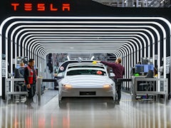 Tesla präsentiert flugfähigen Sportwagen mit Raketendüsen