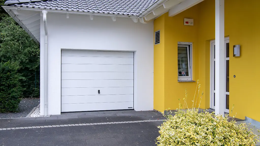 Untätigkeit kostet Ansprüche: Nachbar muss zu hohe Garage dulden
