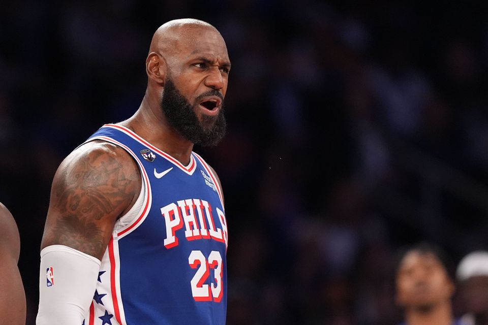 LeBron James feiert sein Debüt bei den Philadelphia 76ers