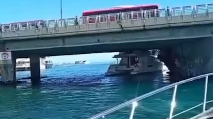 Peinliche Panne in Mexiko: Luxusjacht steckt unter Brücke fest