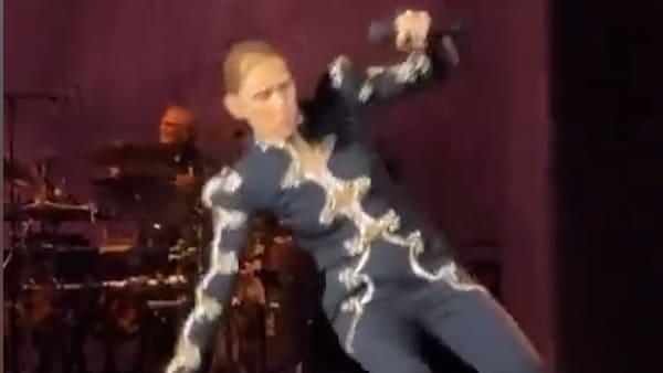 Céline Dion stürzt auf der Bühne in Paris