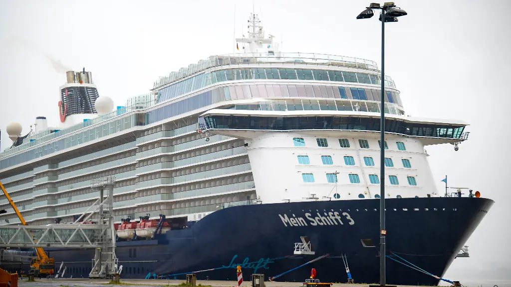 Kreuzfahrtunfall in Bremerhaven: „Mein Schiff 3“ stößt mit Frachtern zusammen