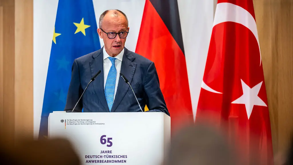 Kanzler Merz würdigt türkische Gastarbeiter und kritisiert Remigration