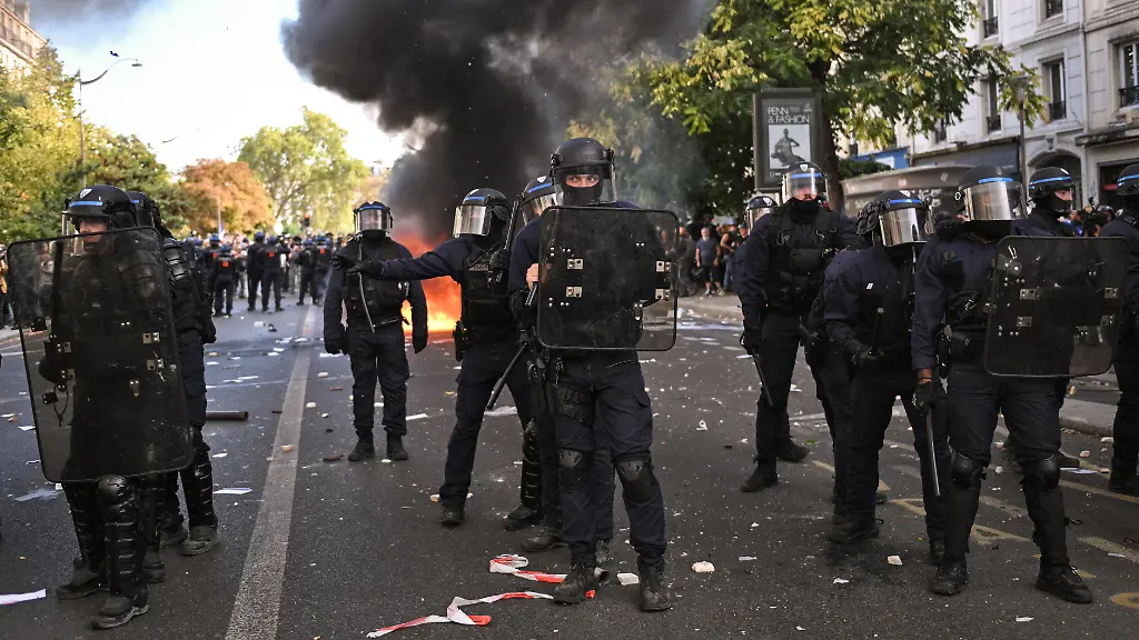Polizist in Frankreich wegen Tränengasanwendung gegen Teenager angeklagt
