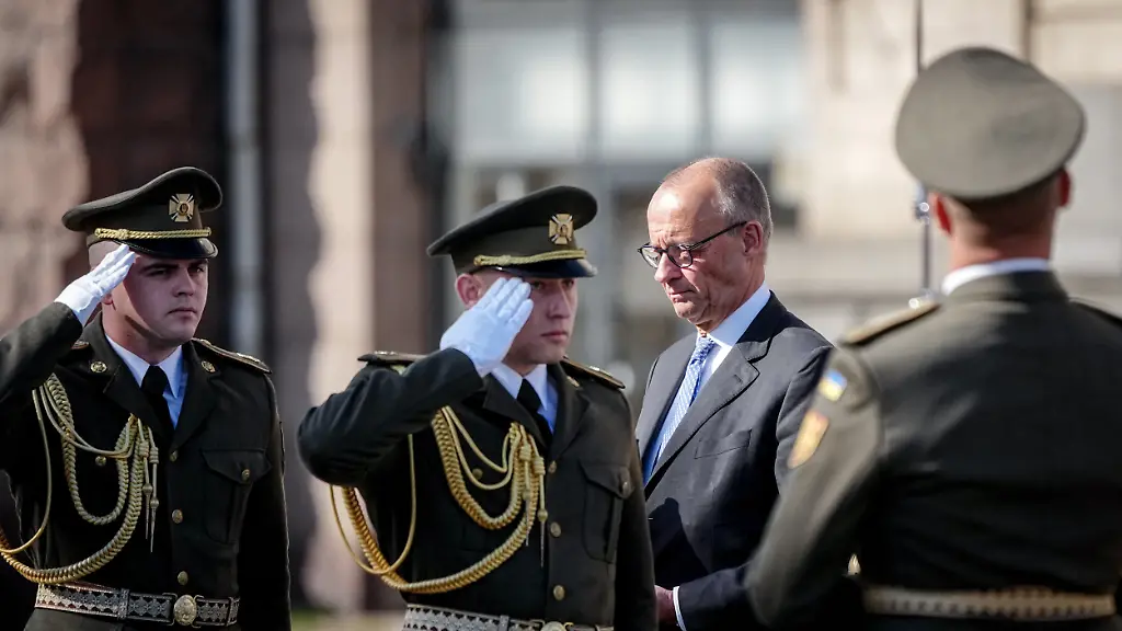 Kritik an Schröders Moskau-Besuch und Feier mit Putin