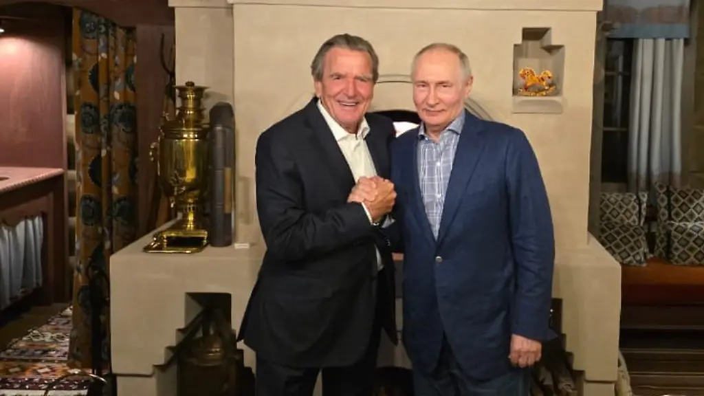 Altkanzler Schröder besucht Kremlchef zum Geburtstag