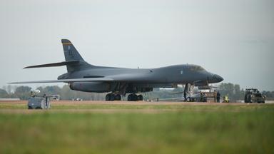 Mehrere Festnahmen und Rückkehr von US-Bombern wegen Terrorbedrohungen in Großbritannien